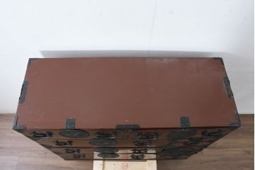 和製アンティーク　上手物!!　超美品　専門店にて木地呂塗り直し　唐獅子金具の存在感が目を引く和箪笥(衣装箪笥、和タンス、収納たんす、引き出し、重ねタンス、バラ売り可能)(R-083371)