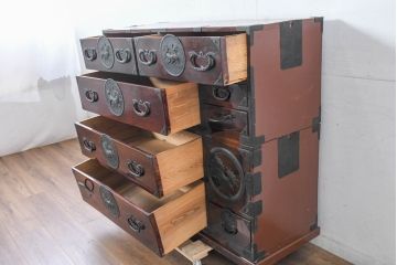 和製アンティーク　上手物!!　超美品　専門店にて木地呂塗り直し　唐獅子金具の存在感が目を引く和箪笥(衣装箪笥、和タンス、収納たんす、引き出し、重ねタンス、バラ売り可能)(R-083371)