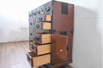 和製アンティーク　上手物!!　超美品　専門店にて木地呂塗り直し　唐獅子金具の存在感が目を引く和箪笥(衣装箪笥、和タンス、収納たんす、引き出し、重ねタンス、バラ売り可能)(R-083371)