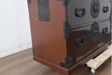 和製アンティーク　上手物!!　超美品　専門店にて木地呂塗り直し　唐獅子金具の存在感が目を引く和箪笥(衣装箪笥、和タンス、収納たんす、引き出し、重ねタンス、バラ売り可能)(R-083371)