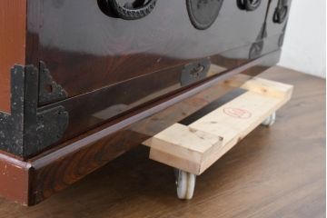 和製アンティーク　上手物!!　超美品　専門店にて木地呂塗り直し　唐獅子金具の存在感が目を引く和箪笥(衣装箪笥、和タンス、収納たんす、引き出し、重ねタンス、バラ売り可能)(R-083371)