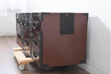 和製アンティーク　上手物!!　超美品　専門店にて木地呂塗り直し　唐獅子金具の存在感が目を引くローボード(テレビ台、テレビボード、和たんす、収納箪笥、衣装箪笥、引き出し)(R-083372)