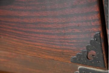 和製アンティーク　上手物!!　超美品　専門店にて木地呂塗り直し　唐獅子金具の存在感が目を引くローボード(テレビ台、テレビボード、和たんす、収納箪笥、衣装箪笥、引き出し)(R-083372)