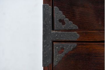 和製アンティーク　上手物!!　超美品　専門店にて木地呂塗り直し　唐獅子金具の存在感が目を引くローボード(テレビ台、テレビボード、和たんす、収納箪笥、衣装箪笥、引き出し)(R-0083373)