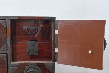 和製アンティーク　上手物!!　超美品　専門店にて木地呂塗り直し　唐獅子金具の存在感が目を引くローボード(テレビ台、テレビボード、和たんす、収納箪笥、衣装箪笥、引き出し)(R-0083373)