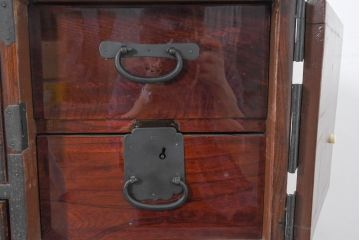 和製アンティーク　上手物!!　超美品　専門店にて木地呂塗り直し　唐獅子金具の存在感が目を引くローボード(テレビ台、テレビボード、和たんす、収納箪笥、衣装箪笥、引き出し)(R-0083373)