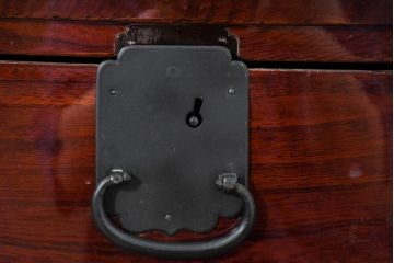 和製アンティーク　上手物!!　超美品　専門店にて木地呂塗り直し　唐獅子金具の存在感が目を引くローボード(テレビ台、テレビボード、和たんす、収納箪笥、衣装箪笥、引き出し)(R-0083373)