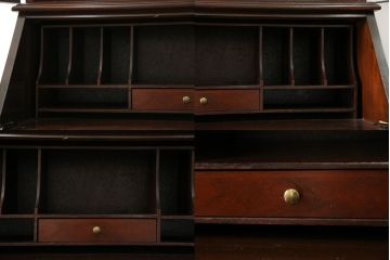 アメリカビンテージ　老舗工房　Jasper Cabinet(ジャスパーキャビネット)社　クラッシックデザインの小振りなビューローブックケース(ライディングビューロー、ライティングデスク、机、ワークデスク、本箱、本棚、飾り棚、収納棚、戸棚、引き出し、在宅用、在宅ワーク用、簿記机、ヴィンテージ)(R-083374)