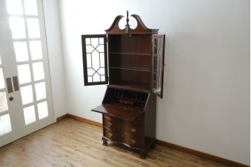 アメリカビンテージ　老舗工房　Jasper Cabinet(ジャスパーキャビネット)社　クラッシックデザインの小振りなビューローブックケース(ライディングビューロー、ライティングデスク、机、ワークデスク、本箱、本棚、飾り棚、収納棚、戸棚、引き出し、在宅用、在宅ワーク用、簿記机、ヴィンテージ)(R-083374)