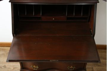 アメリカビンテージ　老舗工房　Jasper Cabinet(ジャスパーキャビネット)社　クラッシックデザインの小振りなビューローブックケース(ライディングビューロー、ライティングデスク、机、ワークデスク、本箱、本棚、飾り棚、収納棚、戸棚、引き出し、在宅用、在宅ワーク用、簿記机、ヴィンテージ)(R-083374)