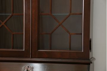 アメリカビンテージ　老舗工房　Jasper Cabinet(ジャスパーキャビネット)社　クラッシックデザインの小振りなビューローブックケース(ライディングビューロー、ライティングデスク、机、ワークデスク、本箱、本棚、飾り棚、収納棚、戸棚、引き出し、在宅用、在宅ワーク用、簿記机、ヴィンテージ)(R-083374)