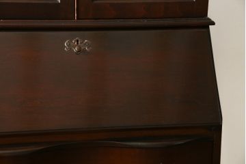 アメリカビンテージ　老舗工房　Jasper Cabinet(ジャスパーキャビネット)社　クラッシックデザインの小振りなビューローブックケース(ライディングビューロー、ライティングデスク、机、ワークデスク、本箱、本棚、飾り棚、収納棚、戸棚、引き出し、在宅用、在宅ワーク用、簿記机、ヴィンテージ)(R-083374)