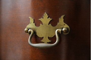 アメリカビンテージ　老舗工房　Jasper Cabinet(ジャスパーキャビネット)社　クラッシックデザインの小振りなビューローブックケース(ライディングビューロー、ライティングデスク、机、ワークデスク、本箱、本棚、飾り棚、収納棚、戸棚、引き出し、在宅用、在宅ワーク用、簿記机、ヴィンテージ)(R-083374)