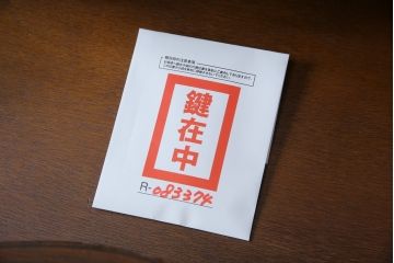 アメリカビンテージ　老舗工房　Jasper Cabinet(ジャスパーキャビネット)社　クラッシックデザインの小振りなビューローブックケース(ライディングビューロー、ライティングデスク、机、ワークデスク、本箱、本棚、飾り棚、収納棚、戸棚、引き出し、在宅用、在宅ワーク用、簿記机、ヴィンテージ)(R-083374)