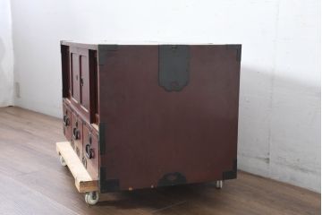 和製アンティーク　美品!!　前面欅(ケヤキ)材　漆塗り　重厚な手打ち金具と美しい杢目が魅力的な作りの良いローボード(テレビ台、テレビボード、和タンス、収納たんす、戸棚、収納棚)(R-083376)