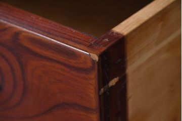 和製アンティーク　美品!!　前面欅(ケヤキ)材　漆塗り　重厚な手打ち金具と美しい杢目が魅力的な作りの良いローボード(テレビ台、テレビボード、和タンス、収納たんす、戸棚、収納棚)(R-083376)