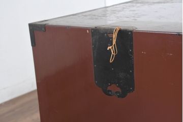 和製アンティーク　美品!!　前面欅(ケヤキ)材　漆塗り　重厚な手打ち金具と美しい杢目が魅力的な作りの良いローボード(テレビ台、テレビボード、和タンス、収納たんす、戸棚、収納棚)(R-083376)