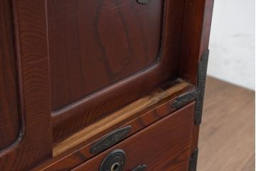 和製アンティーク　美品!!　前面欅(ケヤキ)材　漆塗り　重厚な手打ち金具と美しい杢目が魅力的な作りの良いローボード(テレビ台、テレビボード、和タンス、収納たんす、戸棚、収納棚)(R-083376)