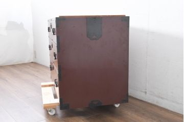 和製アンティーク　美品!!　前面欅(ケヤキ)材　漆塗り　重厚な手打ち金具と美しい杢目が魅力的な作りの良いローボード(テレビ台、テレビボード、和タンス、収納たんす、引き出し、サイドチェスト、ローチェスト、衣装箪笥)(R-083377)