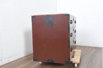 和製アンティーク　美品!!　前面欅(ケヤキ)材　漆塗り　重厚な手打ち金具と美しい杢目が魅力的な作りの良いローボード(テレビ台、テレビボード、和タンス、収納たんす、引き出し、サイドチェスト、ローチェスト、衣装箪笥)(R-083377)