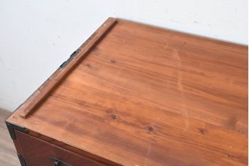 和製アンティーク　美品!!　前面欅(ケヤキ)材　漆塗り　重厚な手打ち金具と美しい杢目が魅力的な作りの良いローボード(テレビ台、テレビボード、和タンス、収納たんす、引き出し、サイドチェスト、ローチェスト、衣装箪笥)(R-083377)