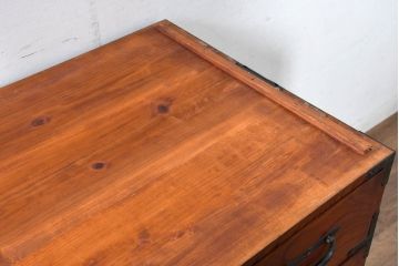 和製アンティーク　美品!!　前面欅(ケヤキ)材　漆塗り　重厚な手打ち金具と美しい杢目が魅力的な作りの良いローボード(テレビ台、テレビボード、和タンス、収納たんす、引き出し、サイドチェスト、ローチェスト、衣装箪笥)(R-083377)