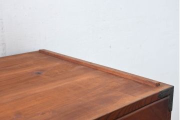 和製アンティーク　美品!!　前面欅(ケヤキ)材　漆塗り　重厚な手打ち金具と美しい杢目が魅力的な作りの良いローボード(テレビ台、テレビボード、和タンス、収納たんす、引き出し、サイドチェスト、ローチェスト、衣装箪笥)(R-083377)