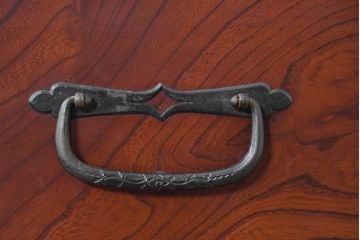 和製アンティーク　美品!!　前面欅(ケヤキ)材　漆塗り　重厚な手打ち金具と美しい杢目が魅力的な作りの良いローボード(テレビ台、テレビボード、和タンス、収納たんす、引き出し、サイドチェスト、ローチェスト、衣装箪笥)(R-083377)
