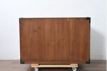 和製アンティーク　美品!!　前面欅(ケヤキ)材　漆塗り　重厚な手打ち金具と美しい杢目が魅力的な作りの良いローボード(テレビ台、テレビボード、和タンス、収納たんす、引き出し、サイドチェスト、ローチェスト、衣装箪笥)(R-083377)