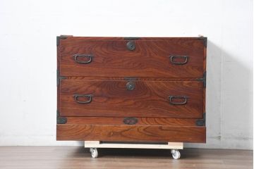 和製アンティーク　美品!!　前面欅(ケヤキ)材　漆塗り　重厚な手打ち金具と美しい杢目が魅力的な作りの良いローボード(テレビ台、テレビボード、和タンス、収納たんす、引き出し、ローチェスト、衣装箪笥)(R-083378)