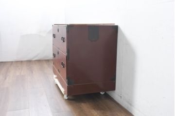 和製アンティーク　美品!!　前面欅(ケヤキ)材　漆塗り　重厚な手打ち金具と美しい杢目が魅力的な作りの良いローボード(テレビ台、テレビボード、和タンス、収納たんす、引き出し、ローチェスト、衣装箪笥)(R-083378)