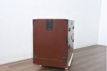 和製アンティーク　美品!!　前面欅(ケヤキ)材　漆塗り　重厚な手打ち金具と美しい杢目が魅力的な作りの良いローボード(テレビ台、テレビボード、和タンス、収納たんす、引き出し、ローチェスト、衣装箪笥)(R-083378)