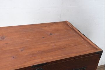 和製アンティーク　美品!!　前面欅(ケヤキ)材　漆塗り　重厚な手打ち金具と美しい杢目が魅力的な作りの良いローボード(テレビ台、テレビボード、和タンス、収納たんす、引き出し、ローチェスト、衣装箪笥)(R-083378)