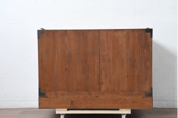 和製アンティーク　美品!!　前面欅(ケヤキ)材　漆塗り　重厚な手打ち金具と美しい杢目が魅力的な作りの良いローボード(テレビ台、テレビボード、和タンス、収納たんす、引き出し、ローチェスト、衣装箪笥)(R-083378)