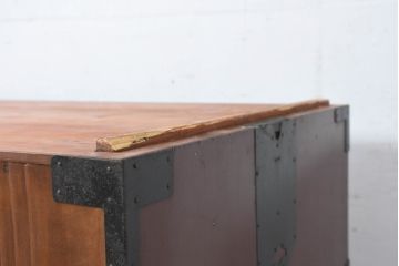 和製アンティーク　美品!!　前面欅(ケヤキ)材　漆塗り　重厚な手打ち金具と美しい杢目が魅力的な作りの良いローボード(テレビ台、テレビボード、和タンス、収納たんす、引き出し、ローチェスト、衣装箪笥)(R-083378)