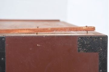 和製アンティーク　美品!!　前面欅(ケヤキ)材　漆塗り　重厚な手打ち金具と美しい杢目が魅力的な作りの良いローボード(テレビ台、テレビボード、和タンス、収納たんす、引き出し、ローチェスト、衣装箪笥)(R-083378)