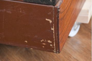 和製アンティーク　美品!!　前面欅(ケヤキ)材　漆塗り　重厚な手打ち金具と美しい杢目が魅力的な作りの良いローボード(テレビ台、テレビボード、和タンス、収納たんす、引き出し、ローチェスト、衣装箪笥)(R-083378)
