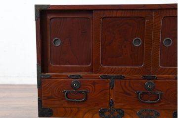 和製アンティーク　美品!!　前面欅(ケヤキ)材　漆塗り　重厚な手打ち金具と美しい杢目が魅力的な作りの良い三段重ね和箪笥(衣装箪笥、和タンス、収納たんす、引き出し、重ねタンス、バラ売り可能)(R-083379)