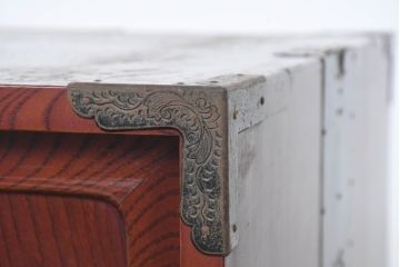 和製アンティーク　美品!!　前面欅(ケヤキ)材　漆塗り　重厚な手打ち金具と美しい杢目が魅力的な作りの良い三段重ね和箪笥(衣装箪笥、和タンス、収納たんす、引き出し、重ねタンス、バラ売り可能)(R-083379)
