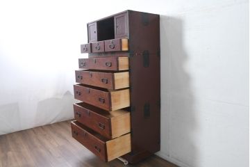 和製アンティーク　美品!!　前面欅(ケヤキ)材　漆塗り　重厚な手打ち金具と美しい杢目が魅力的な作りの良い三段重ね和箪笥(衣装箪笥、和タンス、収納たんす、引き出し、重ねタンス、バラ売り可能)(R-083379)