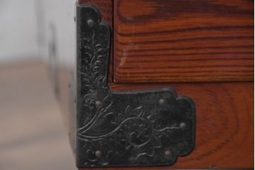 和製アンティーク　美品!!　前面欅(ケヤキ)材　漆塗り　重厚な手打ち金具と美しい杢目が魅力的な作りの良い三段重ね和箪笥(衣装箪笥、和タンス、収納たんす、引き出し、重ねタンス、バラ売り可能)(R-083379)
