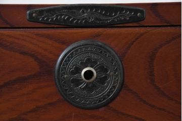 和製アンティーク　美品!!　前面欅(ケヤキ)材　漆塗り　重厚な手打ち金具と美しい杢目が魅力的な作りの良い三段重ね和箪笥(衣装箪笥、和タンス、収納たんす、引き出し、重ねタンス、バラ売り可能)(R-083379)
