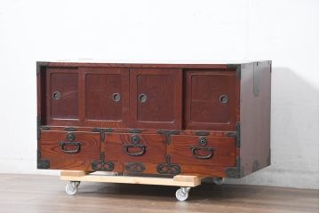 和製アンティーク　美品!!　前面欅(ケヤキ)材　漆塗り　重厚な手打ち金具と美しい杢目が魅力的な作りの良いローボード(テレビ台、テレビボード、和タンス、収納たんす、戸棚、収納棚)(R-083380)