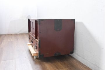 和製アンティーク　美品!!　前面欅(ケヤキ)材　漆塗り　重厚な手打ち金具と美しい杢目が魅力的な作りの良いローボード(テレビ台、テレビボード、和タンス、収納たんす、戸棚、収納棚)(R-083380)