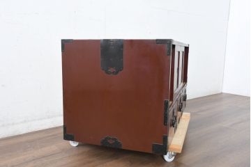 和製アンティーク　美品!!　前面欅(ケヤキ)材　漆塗り　重厚な手打ち金具と美しい杢目が魅力的な作りの良いローボード(テレビ台、テレビボード、和タンス、収納たんす、戸棚、収納棚)(R-083380)