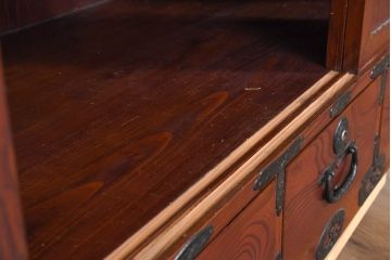 和製アンティーク　美品!!　前面欅(ケヤキ)材　漆塗り　重厚な手打ち金具と美しい杢目が魅力的な作りの良いローボード(テレビ台、テレビボード、和タンス、収納たんす、戸棚、収納棚)(R-083380)