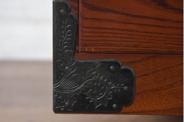 和製アンティーク　美品!!　前面欅(ケヤキ)材　漆塗り　重厚な手打ち金具と美しい杢目が魅力的な作りの良いローボード(テレビ台、テレビボード、和タンス、収納たんす、戸棚、収納棚)(R-083380)