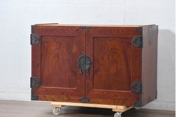 和製アンティーク　美品!!　前面欅(ケヤキ)材　漆塗り　重厚な手打ち金具と美しい杢目が魅力的な作りの良いローボード(テレビ台、テレビボード、和タンス、収納たんす、引き出し、ローチェスト、観音箪笥)(R-083381)