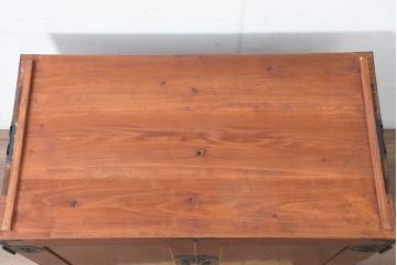 和製アンティーク　美品!!　前面欅(ケヤキ)材　漆塗り　重厚な手打ち金具と美しい杢目が魅力的な作りの良いローボード(テレビ台、テレビボード、和タンス、収納たんす、引き出し、ローチェスト、観音箪笥)(R-083381)