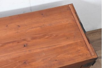 和製アンティーク　美品!!　前面欅(ケヤキ)材　漆塗り　重厚な手打ち金具と美しい杢目が魅力的な作りの良いローボード(テレビ台、テレビボード、和タンス、収納たんす、引き出し、ローチェスト、観音箪笥)(R-083381)